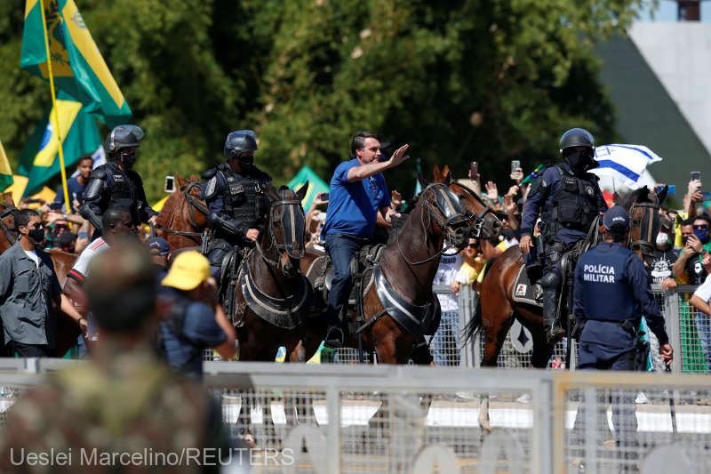 A ignorant total distanțarea socială. Cum a apărut președintele în fața mulțimii