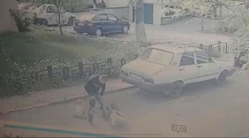 Tâlhărie în plină zi, în România! Bunică pusă la pământ, cu nepotul de mână. VIDEO