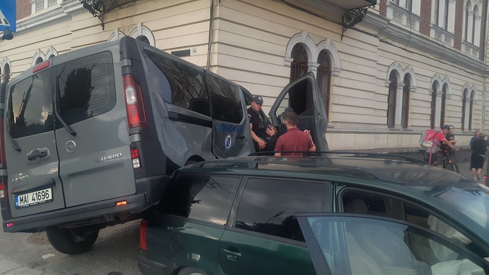 Intersecția groazei! Mașinile Ambulanței, Poliției și Jandarmeriei au fost făcute praf