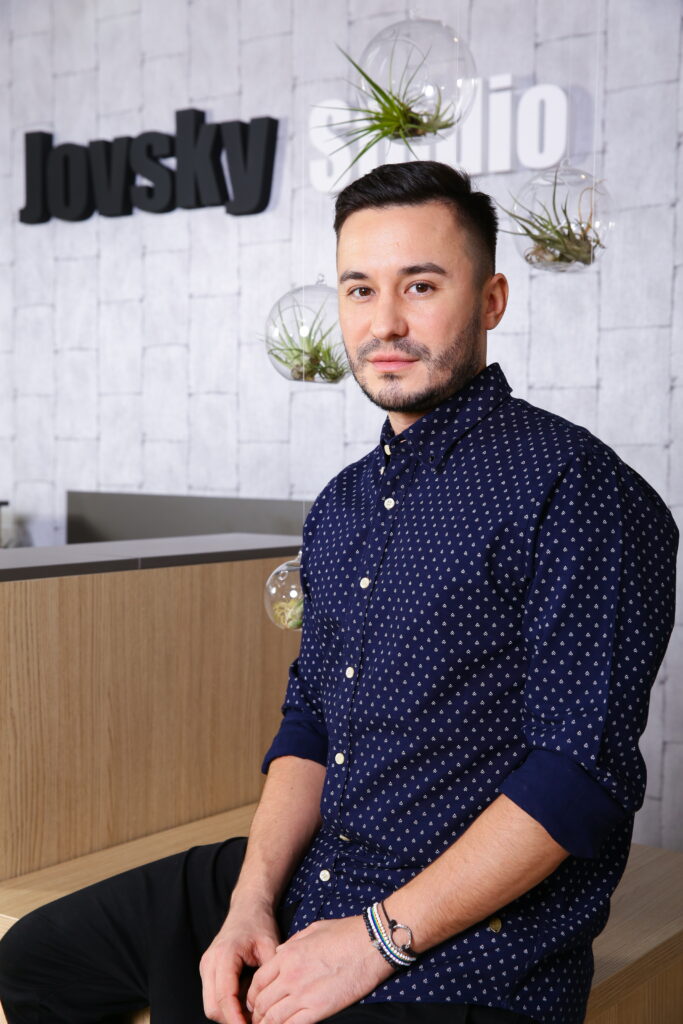Eveniment inedit în industria frumuseții: Adrian Perjovschi anunță beauty-trendurile 2021