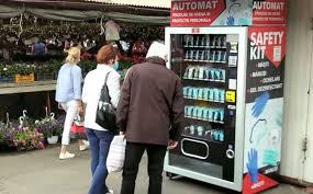 Primul oraș din România cu automate stradale de măști și mănuși. Vezi cât te costă