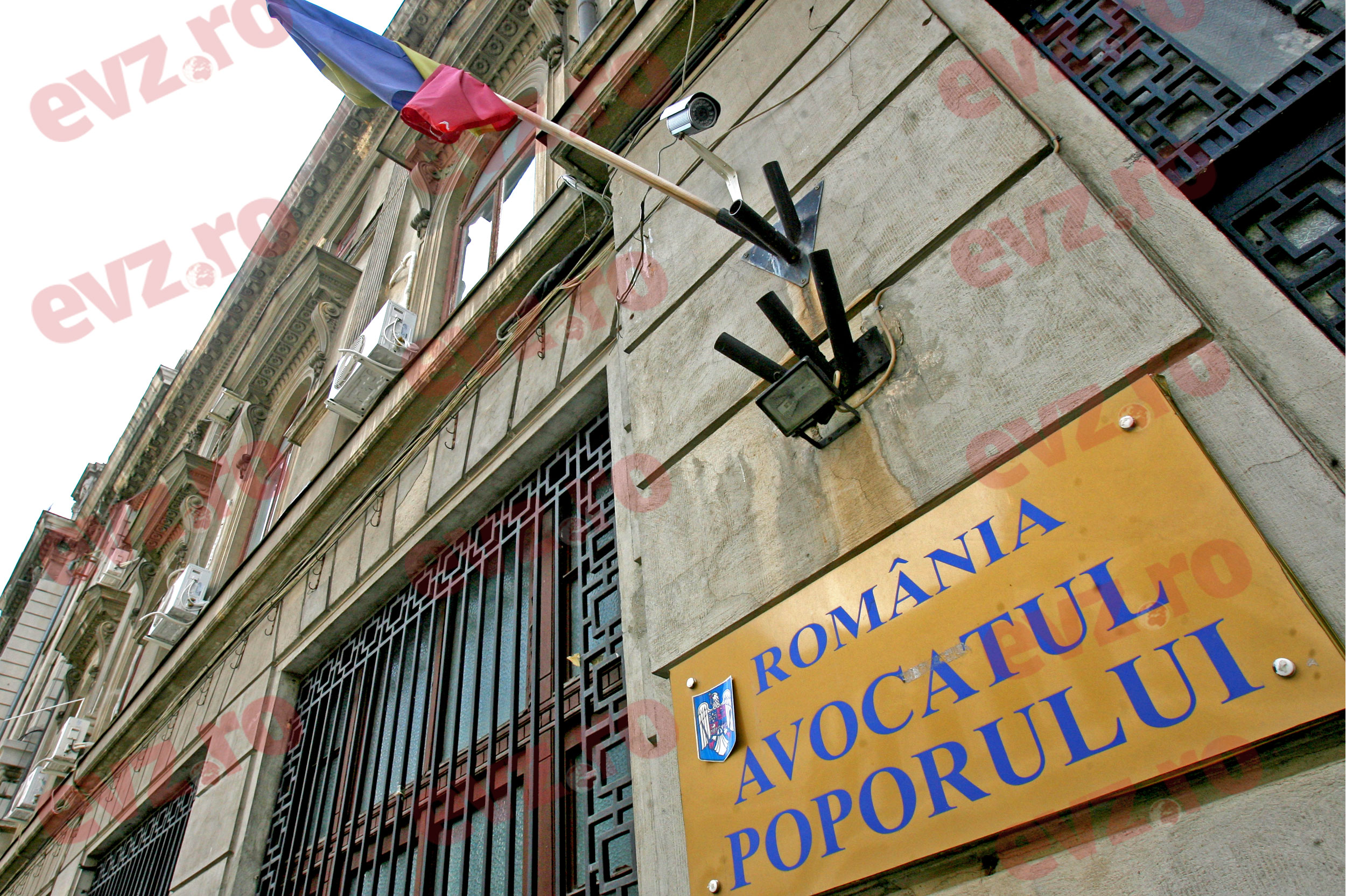 Avocatul Poporului contestă la CCR ordonanța privind tăierile din administrație