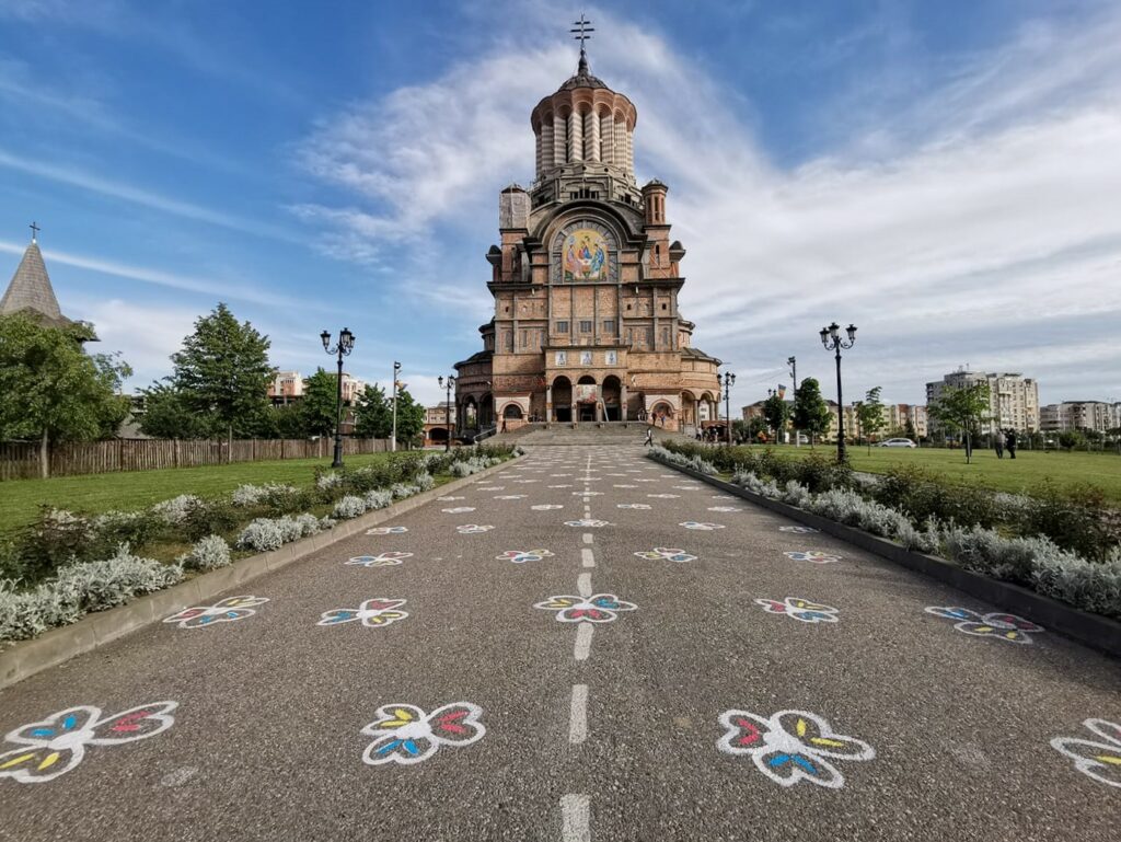 Credincioșii s-au întors acasă: Cum a înflorit asfaltul din curtea bisericilor