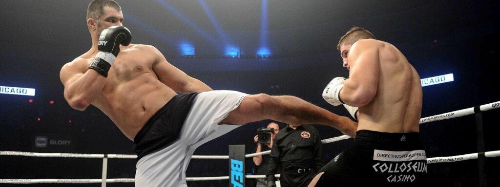 Daniel Ghiță, unicul campion român de kickbox, le dă în freză lui Moroșanu și Zmărăndescu