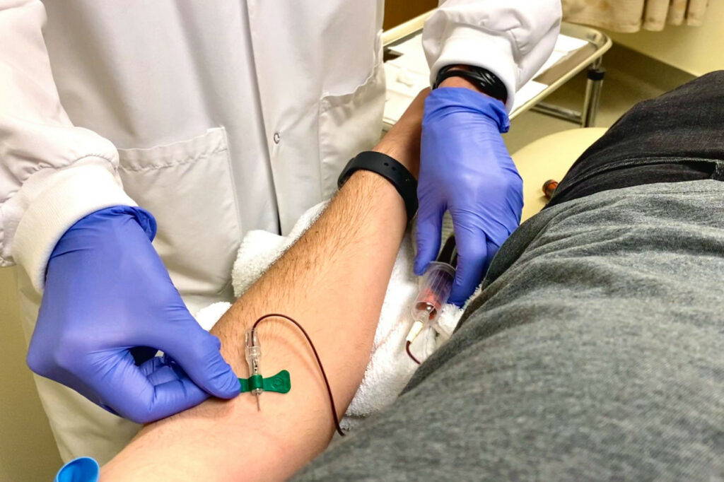 Este incredibil ce a pățit un tânăr după ce a fost injectat cu un vaccin împotriva coronavirusului