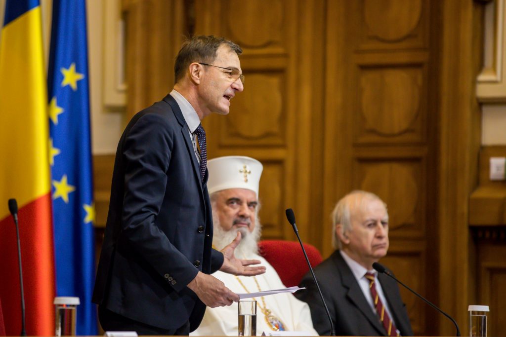 Revolta unui academician: ”Zăvorârea bisericilor nu ne scoate din pandemie”