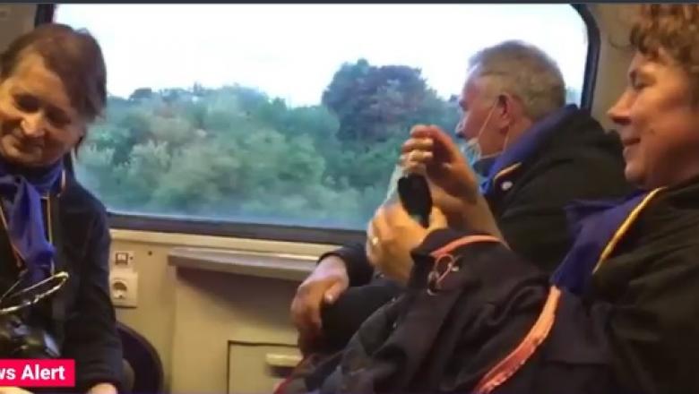 Tren arhiplin pe ruta Brașov - București. Distanțarea socială, ignorată de călători