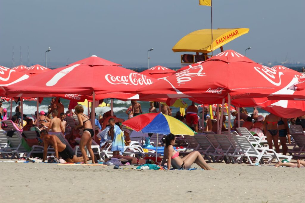 Masca de protecție, obligatorie pe litoral. Cine închide terasele și cluburile