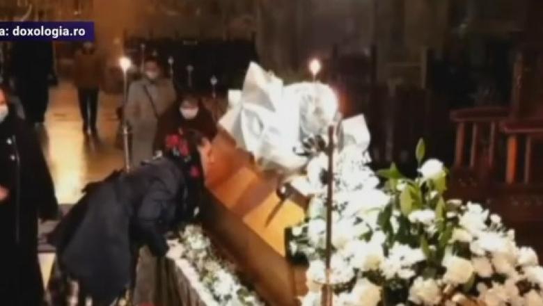 Credincioșii au ignorat măsurile de protecție la catafalcul ÎPS Pimen. Reacția BOR