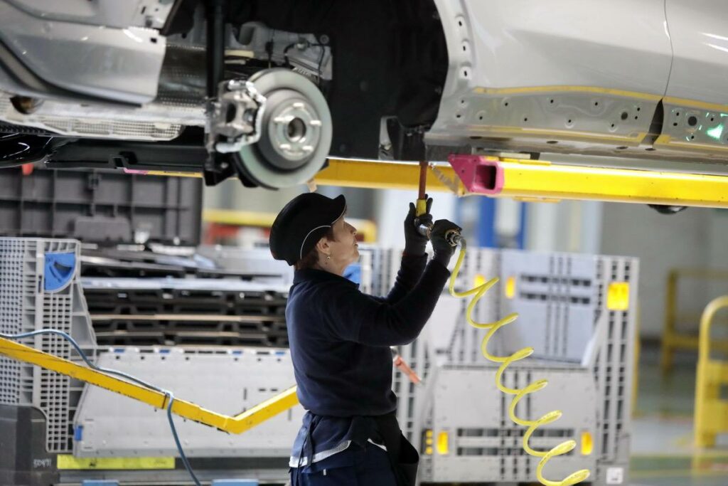 Una din cele mai mari companii din țară a chemat mii de oameni la lucru