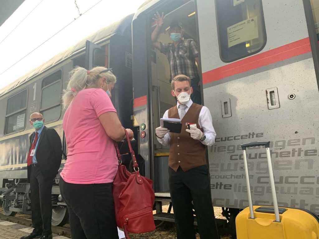 Români, între frica de coronavirus și frica de sărăcie. A plecat primul tren