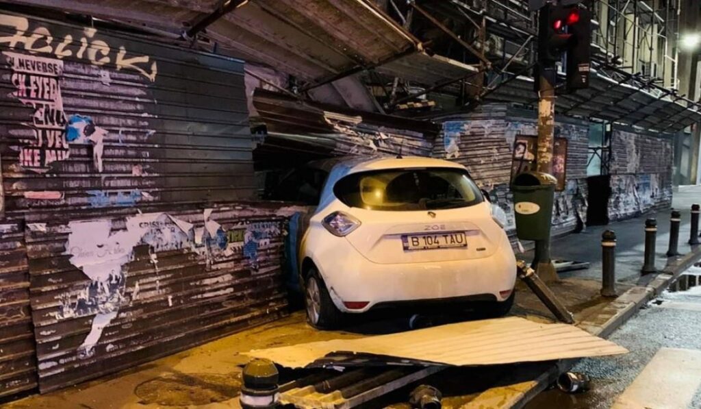 Un polițist a fost lovit de un șofer oprit în trafic. Urmărire cu accident spectaculos