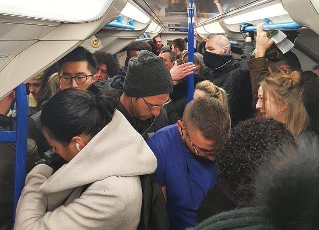 Au uitat de pandemie. Aglomerație pe străzi și în metrou