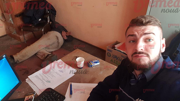 Imagini rușinoase pentru Poliția Română! Agentul și-a făcut selfie cu un bărbat încătușat