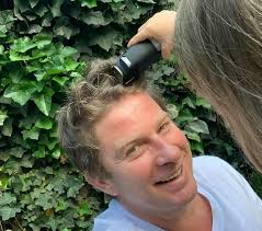 Pavel Bartoș și-a lăsat podoaba capilară pe mâna fiicelor. Rezultatul, surprinzător. VIDEO