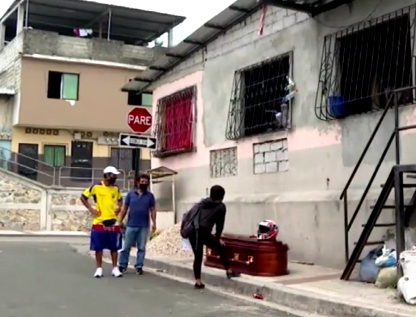 Orașul în care cadavrele zac pe străzi. Coronavirus a lovit violent în partea asta a lumii