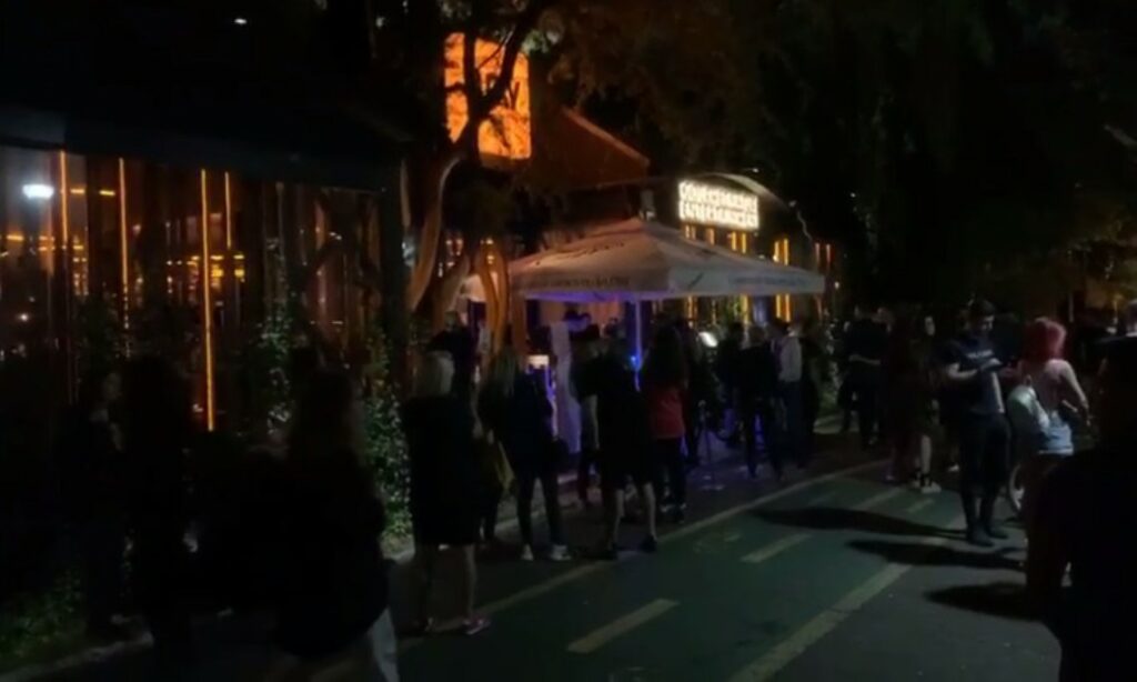 Un club din București a fost luat cu asalt de petrecăreți. Ce reguli au fost încălcate