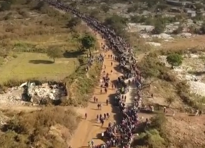 Cozi imense la mâncare. Mii de oameni s-au aliniat și așteaptă ajutoarele