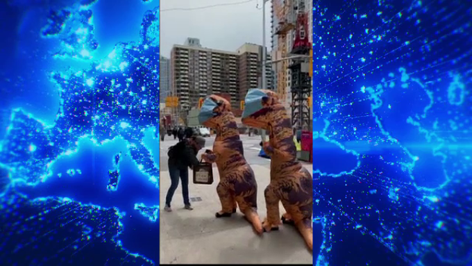 O mamă și fiica ei au ieșit pe stradă costumate în dinozauri. Cum și-au justificat gestul
