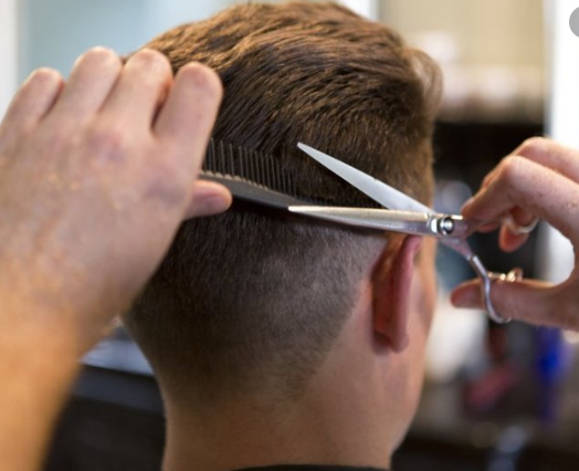 Mare grijă! Un frizer a infectat 40 de clienți cu Coronavirus. Alertă!