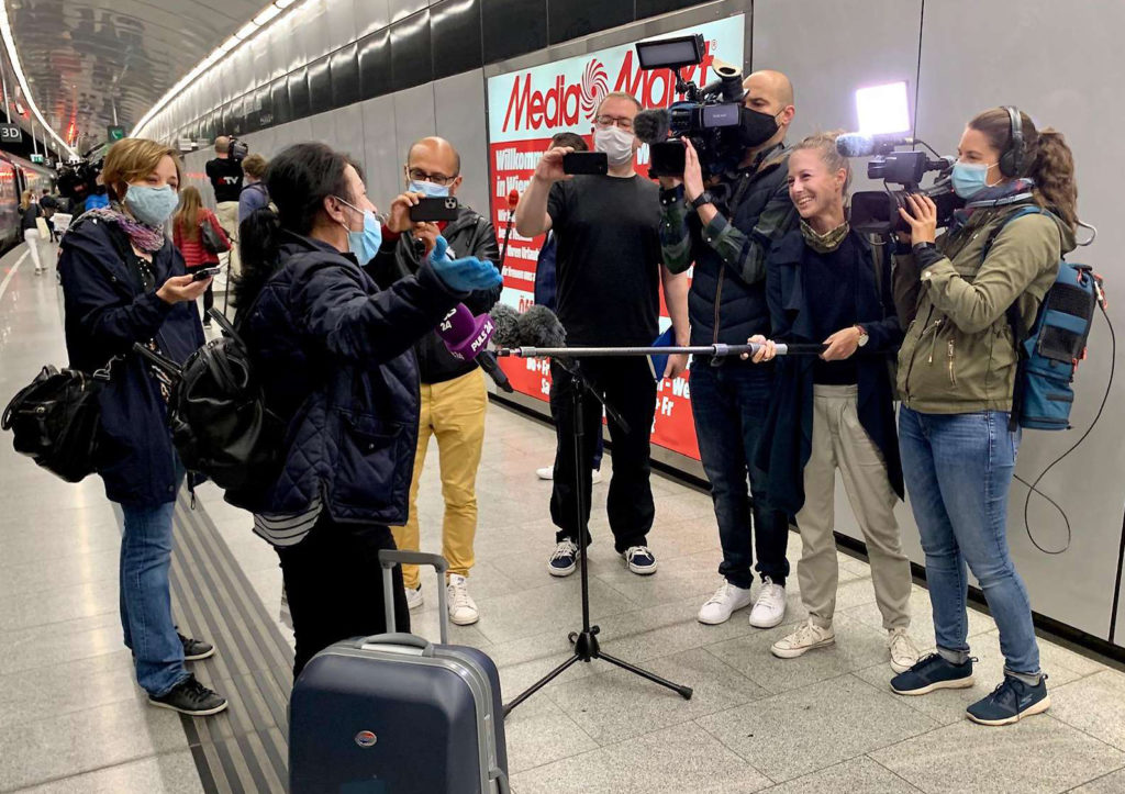 Alungate de sărăcie din România, întâmpinate ca niște vedete la Viena