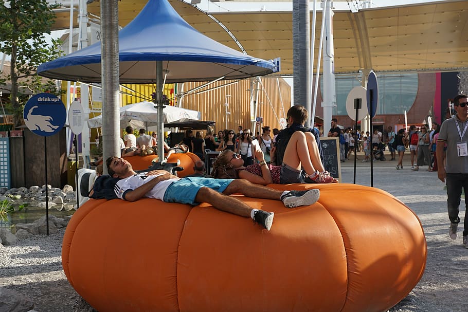 Italienii nu păstrează distanța și salvează distracția