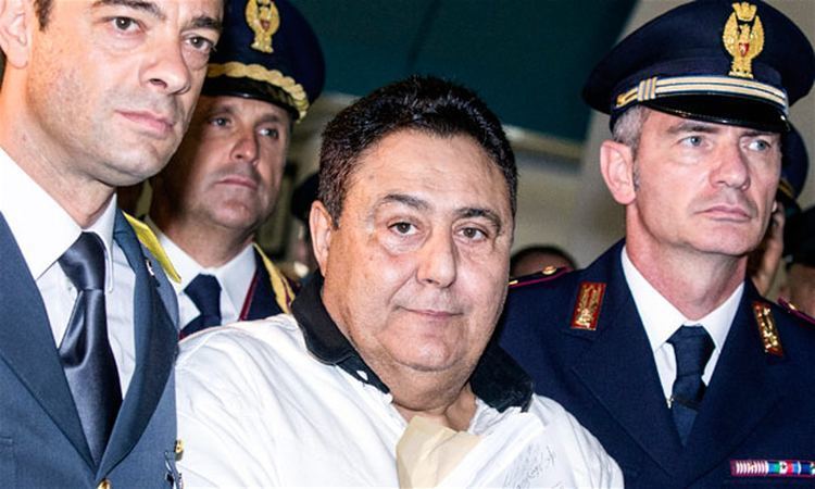 Putred de bogat, tatăl își cântărește banii. Fiul cere ajutor social 