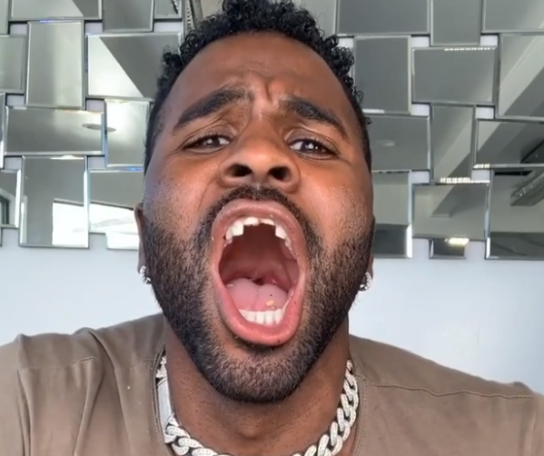 Șocant. Un cântăreț celebru și-a spart dinții LIVE. Video incredibil