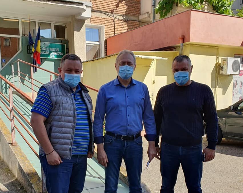 Cine sunt politicienii vindecați de Covid-19 care au donat plasmă pentru pacienții infectați | FOTO