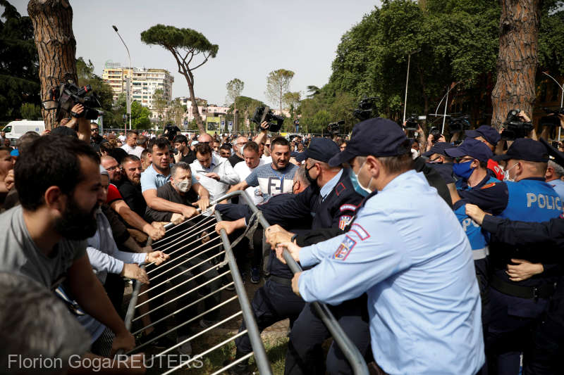 Breaking News! Prima Doamnă, reținută de poliție!