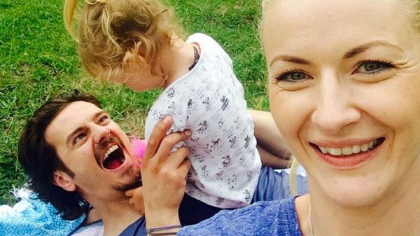 Plâng chitarele pentru Mihai Petre, din curtea alăturată!