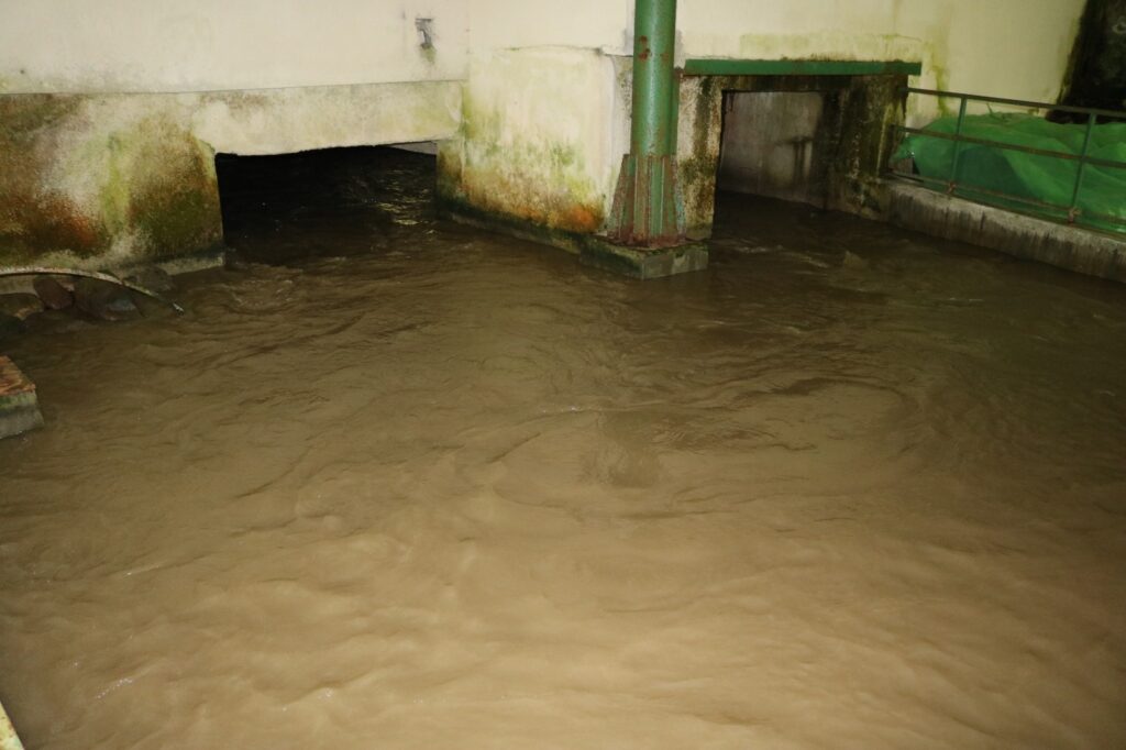 Ploile torențiale au făcut ravagii. Autoritățile au mari probleme. Mii de oameni, în impas