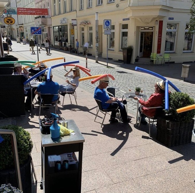 Patronii unei cafenele au găsit o metodă uluitoare pentru a menține distanțarea fizică