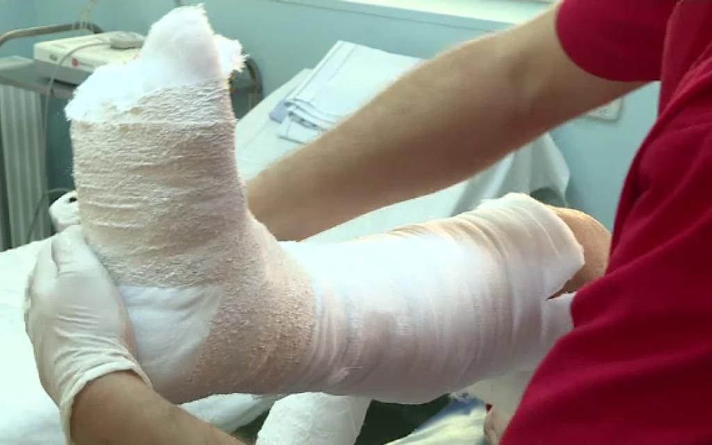 Copil cu piciorul strivit de maşină, amânat la operaţie pentru că nu avea cine să-i facă testul COVID