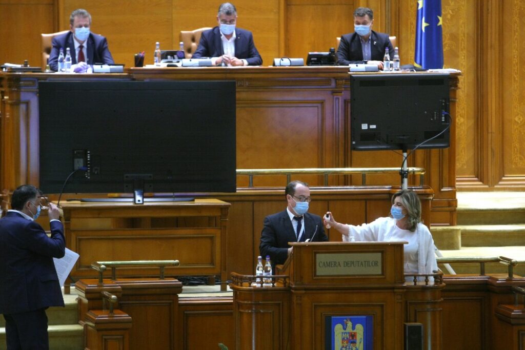 Circ în Parlament. Au dezinfectat microfonul, după intervenția lui Marcel Ciolacu | FOTO