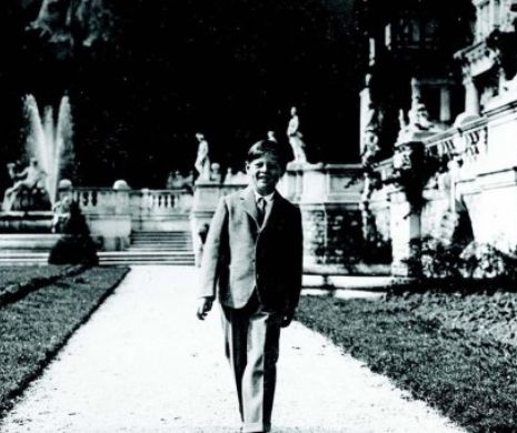 Marele Voievod cade în fund în fața aparatului de fotografiat