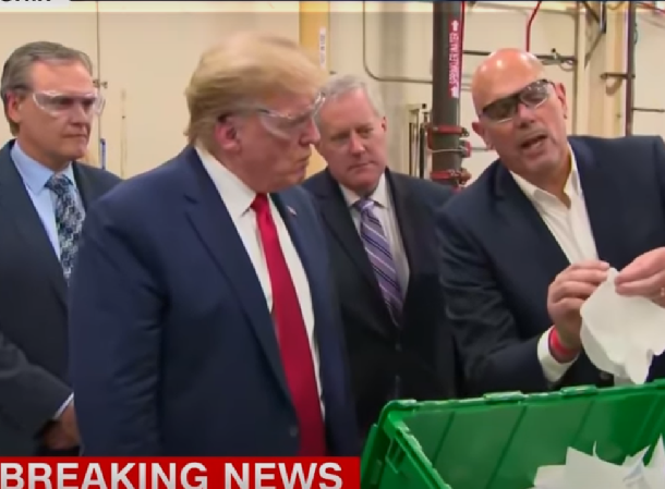 De ce nu poartă Trump mască de protecţie în plină pandemie? Misterul de la Casa Albă