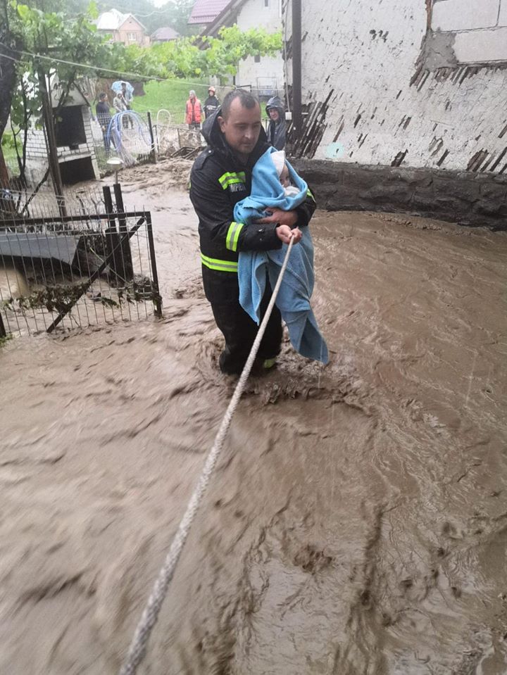 Povești reale din viața unui salvator de vieți. „Pe copii îi voi purta eu în brațe, e mai sigur așa”