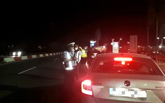 „Șofer”, fără permis, reținut, după ce a acroșat un polțist