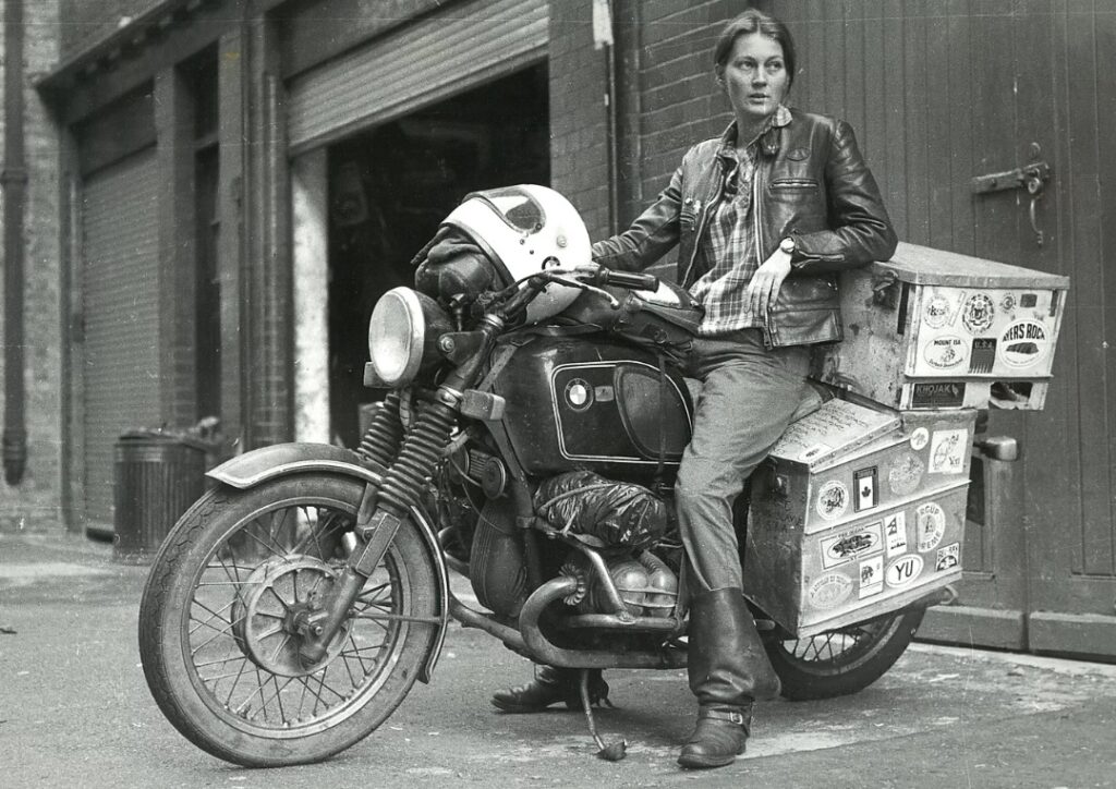 Prima femeie din Regat care s-a aventurat în jurul lumii pe două roți. O călătorie nelipsită de incidente