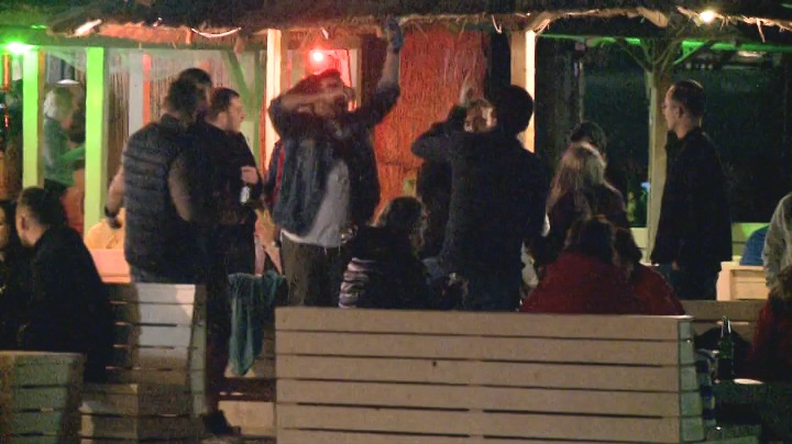 Distanțarea fizică, pe litoral, o himeră. Măsurile de protecție, încălcate flagrant