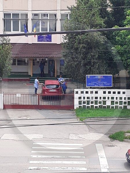 Imagini scandaloase, în curtea unei școli! Femei de serviciu, surprinse în timp ce... VIDEO!