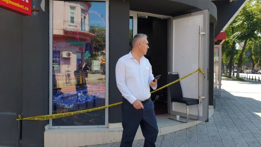 Jaf la o sală de păcănele din centrul orașului. Casiera, strânsă de gât