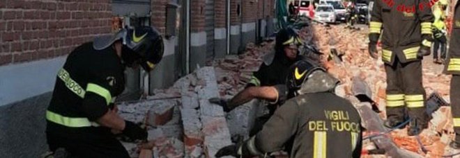 Se prăbușește o cornișă: mama și 2 copii, striviți sub dărâmături