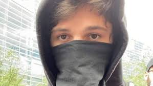 „Puștiul Antifa” s-a predat poliției, condus de „Mami” și „Tati” (VIDEO)