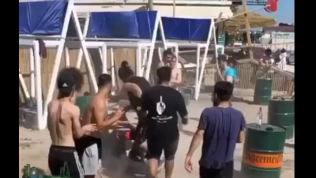 A „explodat” Molotovul. Bătaie ca-n filme la Vama Veche. Cum au reacționat polițiștii