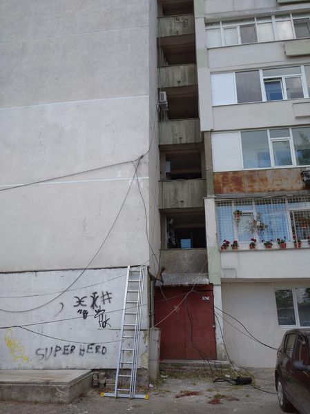 Misterul cadavrului de lângă ghenă. Crimă sau sinucidere? Vecinii spun că ar fi vorba de un blestem