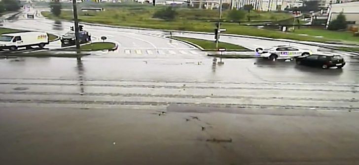 Ciocnire ca în filme între maşina poliţiei şi o vitezomană! Video cu momentul impactului