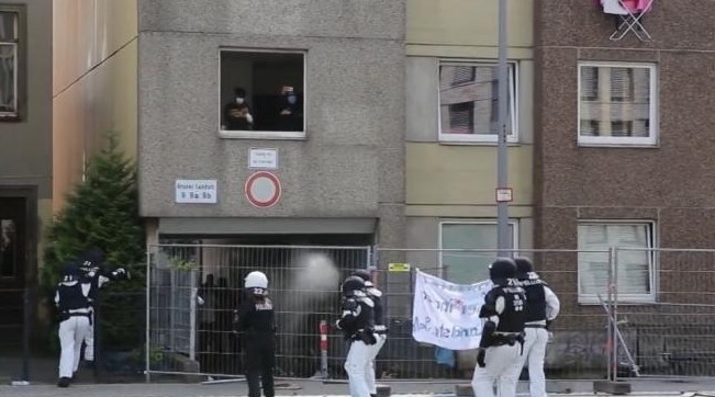 Scandal cu români carantinați în Germania. Poliția a intervenit cu gaze lacrimogene