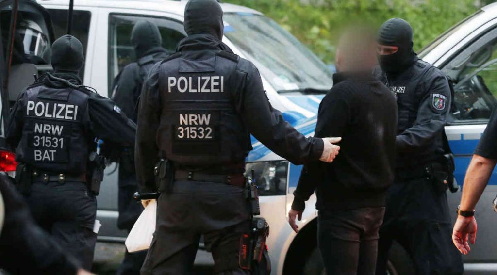 Români și basarabeni din Germania, sclavii unei familii de turci. Peste 100 de polițiști, intervenție în forță!